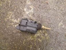 Stellmotor 13224654 für Tankklappe für Opel Corsa C