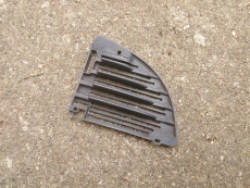 Grilleinsatz 53112-97401 für Daihatsu Sirion M1 bis 12.2001